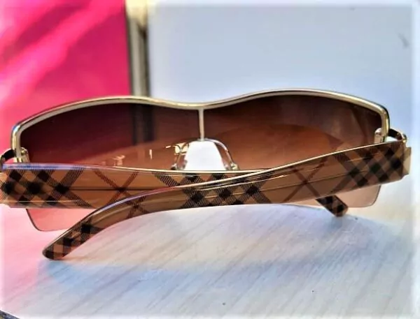 Burberry – Image 2