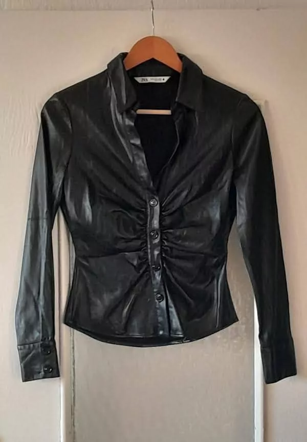 Zara Chemise Drapée Similicuir – Image 2