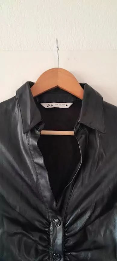 Zara Chemise Drapée Similicuir – Image 4