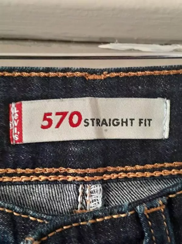 Jean Levi's 570 Straight Fit – Image 4